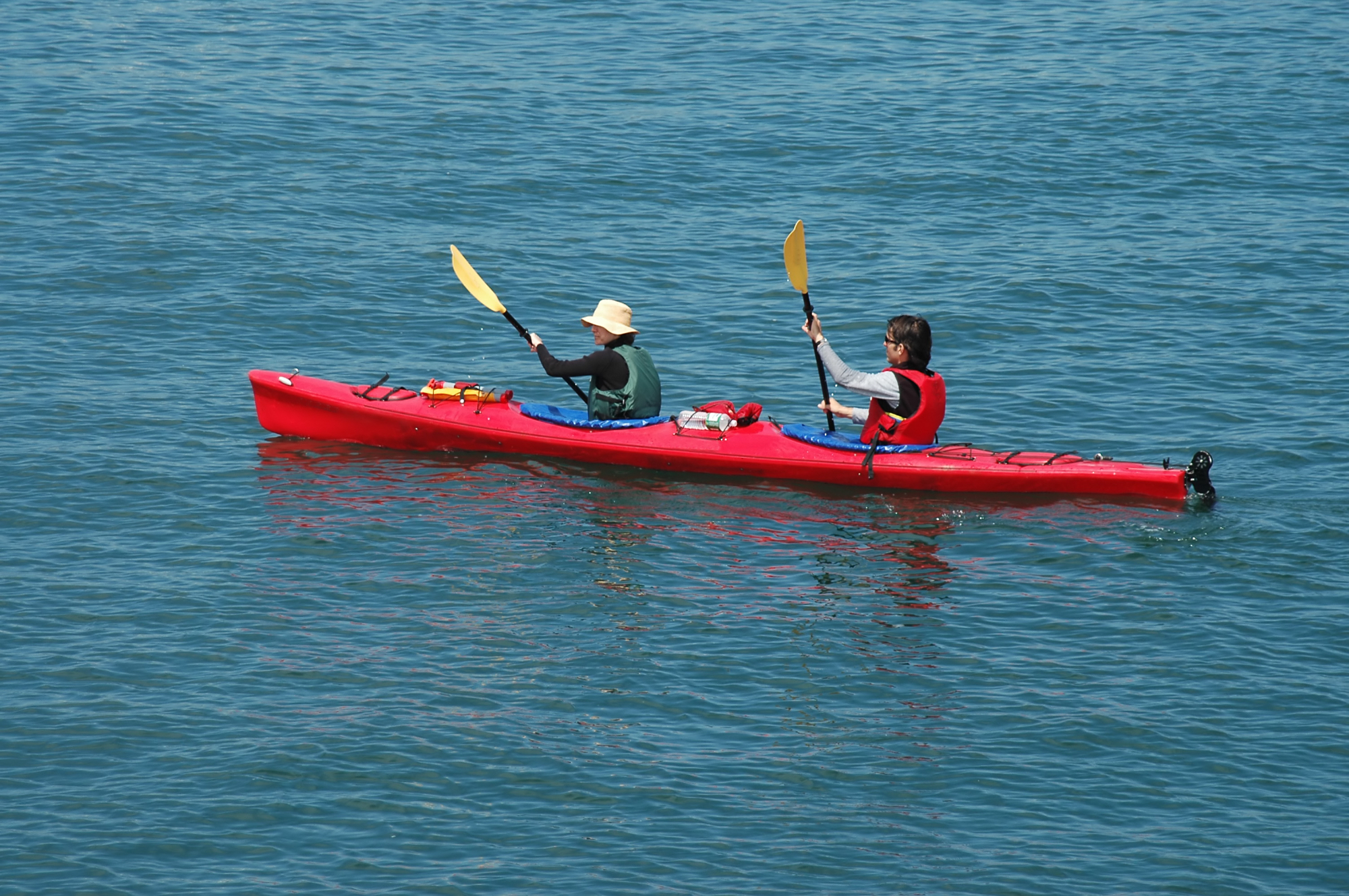 Pantaloni kayak sono la scelta ideale per navigare con libertà e agilità